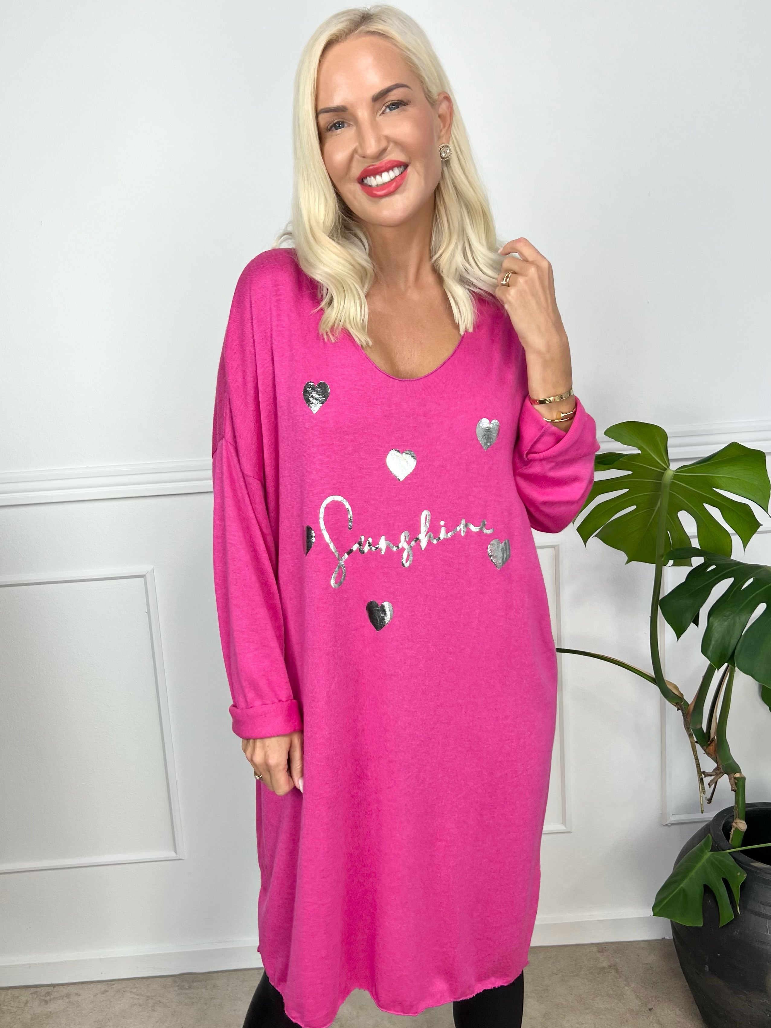 Lucia - Blød kjole i viskose med print af sølv hjerter og skrift